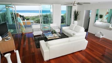 Departamento, 3 habitaciones, frente al mar (3 Bedroom) | Área de sala de estar | Televisión de plasma y reproductor de DVD 