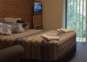 Standard-Einzelzimmer, 1 Queen-Bett, Kühlschrank und Mikrowelle, Erdgeschoss