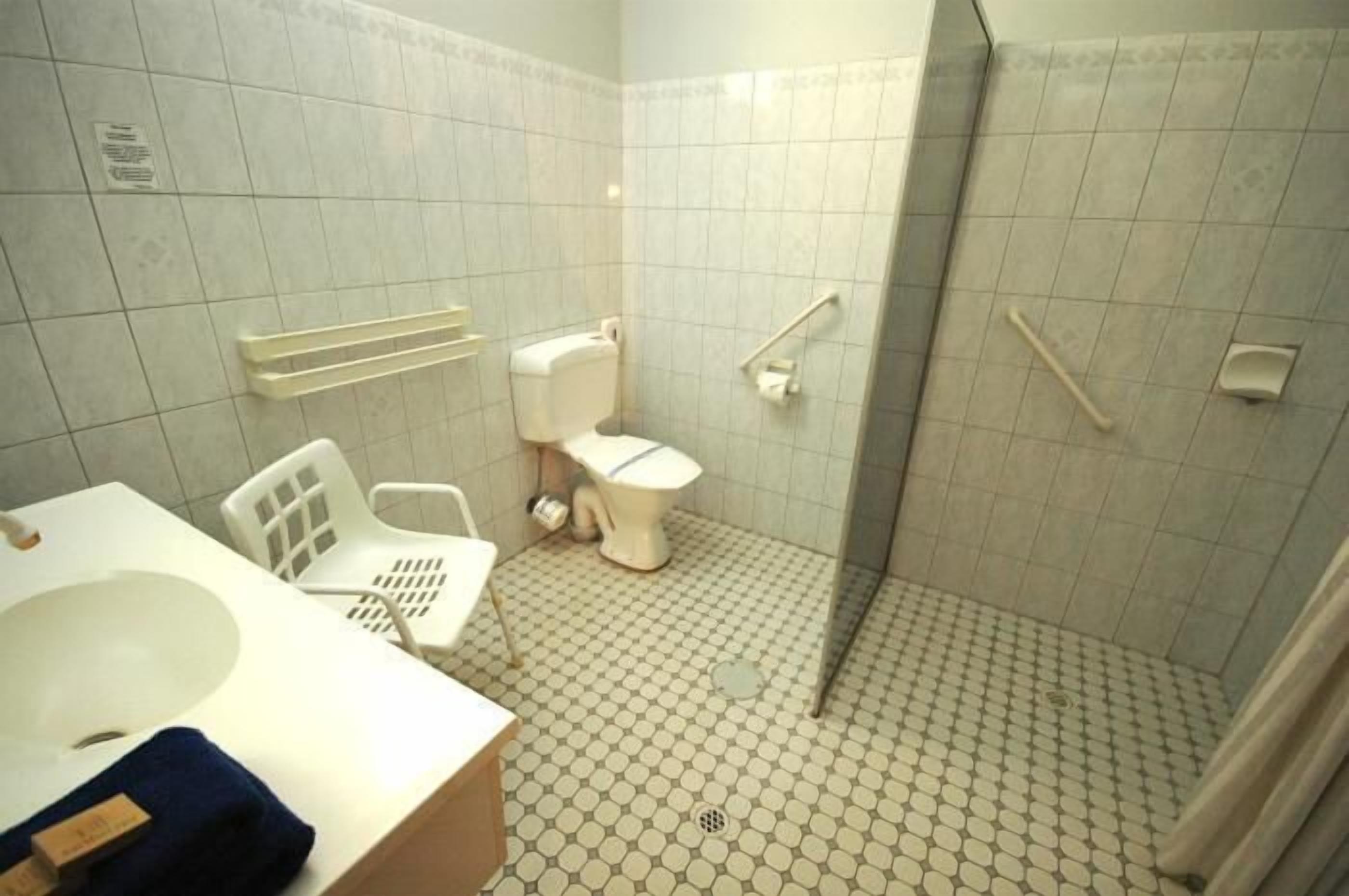 Kamar Standar, akses difabel | Kamar mandi | Shower, perlengkapan mandi gratis, pengering rambut, dan handuk