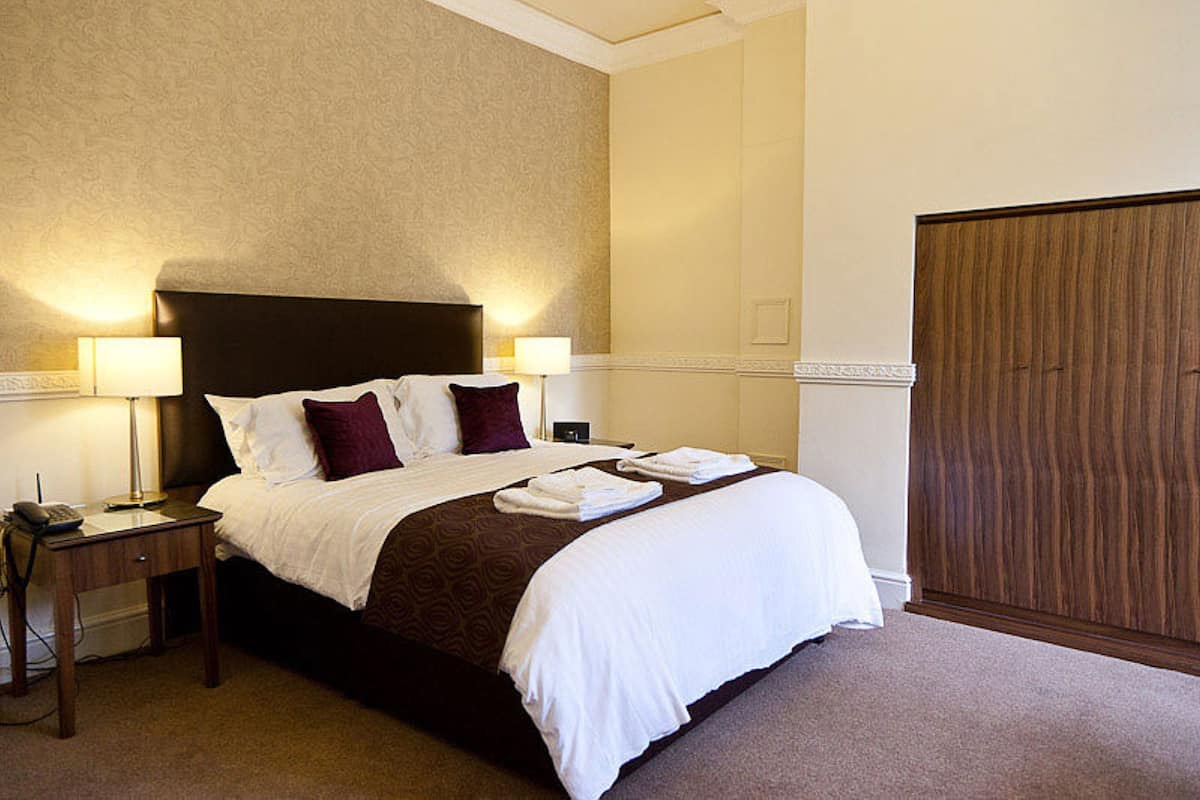Standard Room, 1 King Bed | Iron/ironing board, free WiFi, bed sheets