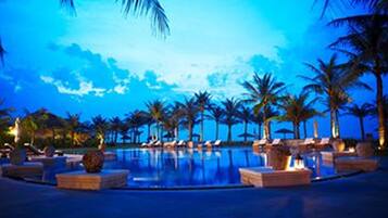 AuĂenpool, Sonnenschirme, LiegestĂŒhle