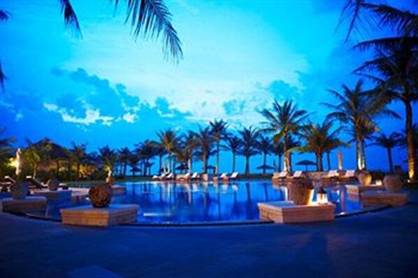 Outdoor pool, pool umbrellas, sun loungers