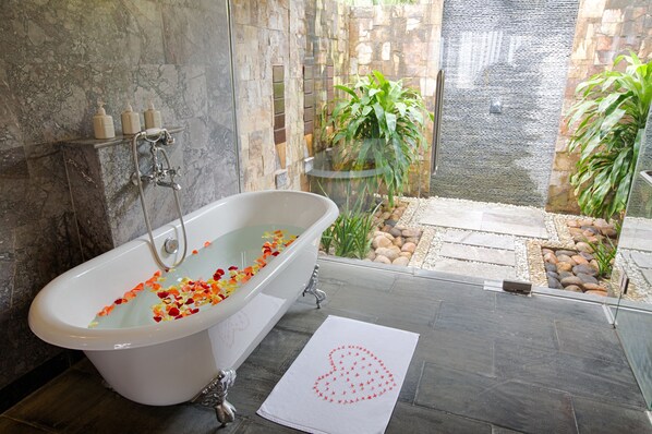 Deep soaking bathtub