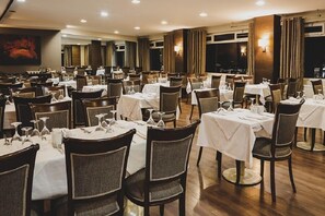 Breakfast, lunch and dinner served