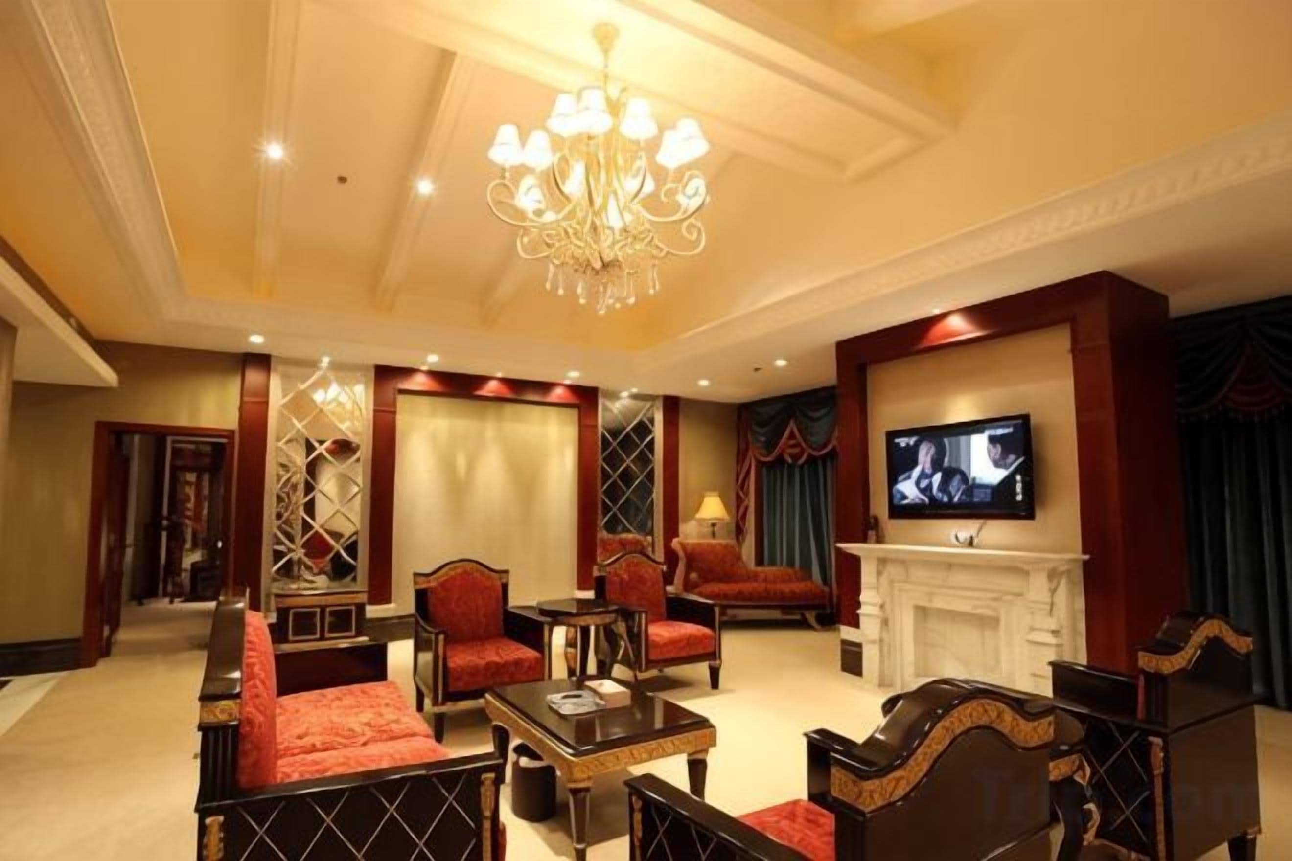 Habitación de hotel con chimenea, televisión y zona de estar.