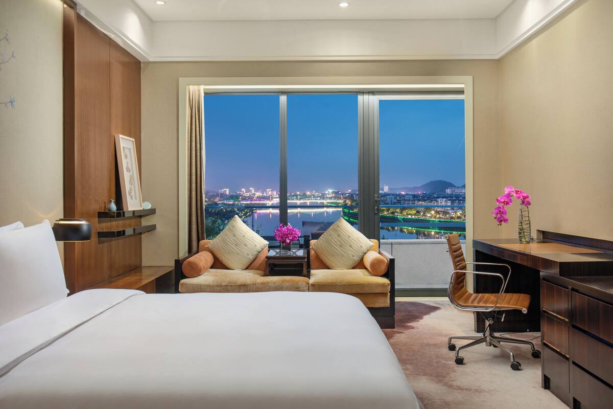 ห้องพรีเมียม, เตียงคิงไซส์ 1 เตียง, วิวแม่น้ำ | ตู้นิรภัยในห้องพัก, โต๊ะทำงาน, พื้นที่ทำงานแบบใช้แล็ปท็อป, ผ้าม่านกันแสง