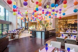 3 restaurants; breakfast, lunch, and dinner served