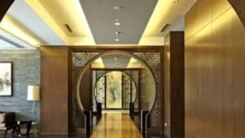 3 restaurantes, com serviço de café da manhã e almoço; culinária chinesa