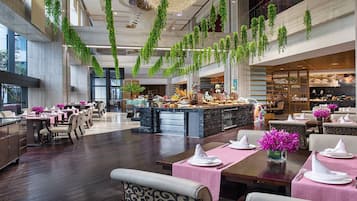 3 restaurantes, com serviço de café da manhã e almoço; culinária chinesa