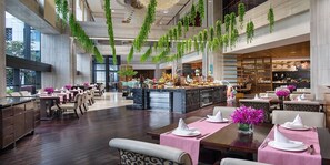 3 restaurants, servant le déjeuner et le dßner; cuisine chinoise