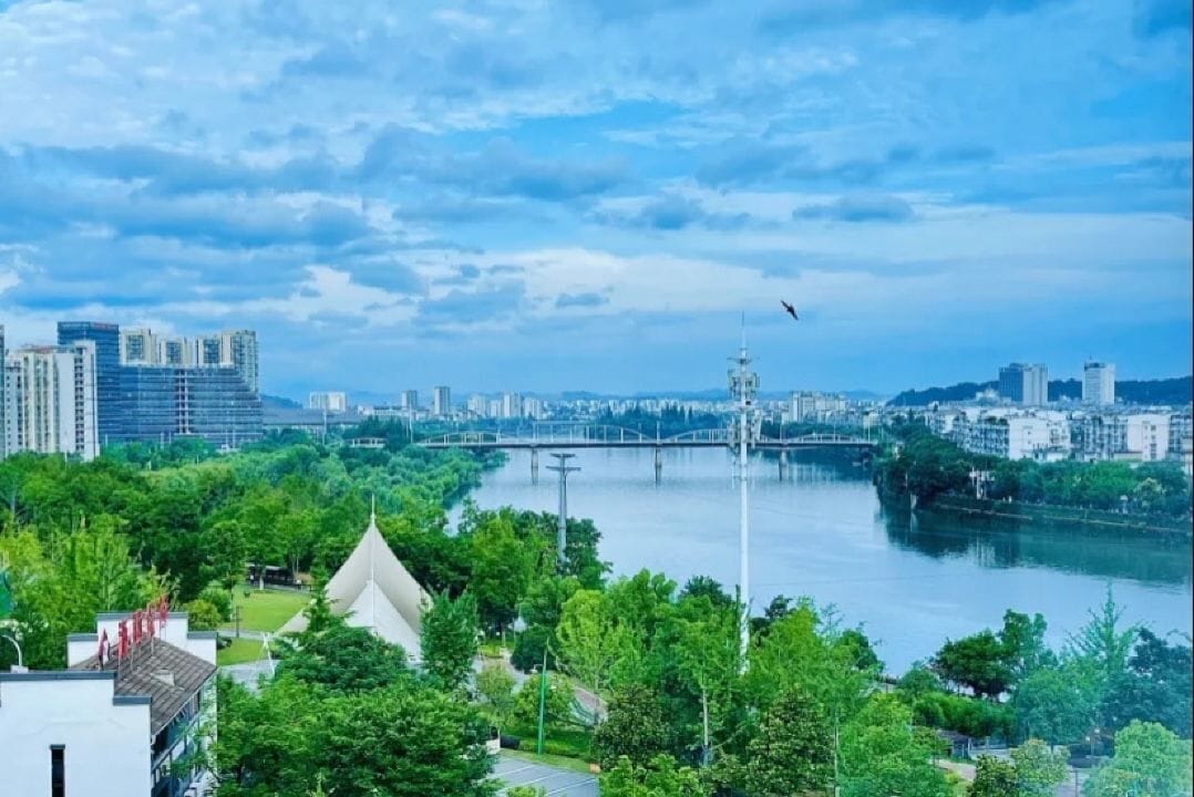 Eine Stadtansicht mit einem Fluss, Brücken und modernen Gebäuden.