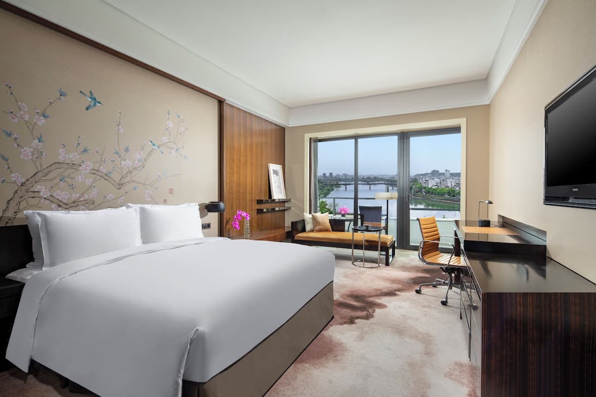 Phòng Tiêu chuẩn, 1 giường cỡ king, quang cảnh sông | 1 phòng ngủ, két bảo mật tại phòng, bàn
