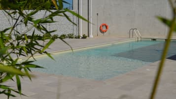 Sæsonbestemt udendørs pool, åben fra kl. 09.30 til kl. 22.00, liggestole