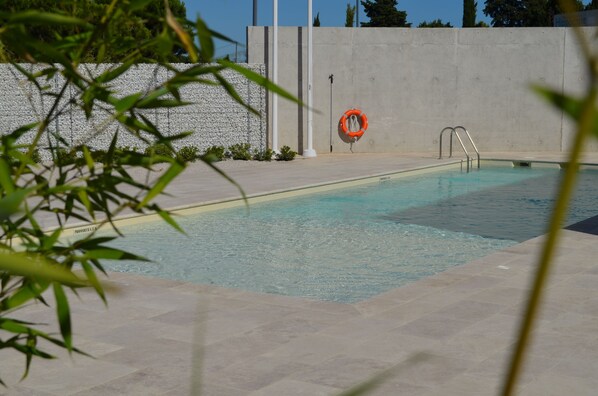 Seasonal outdoor pool, open 9:30 AM to 10:00 PM, pool loungers