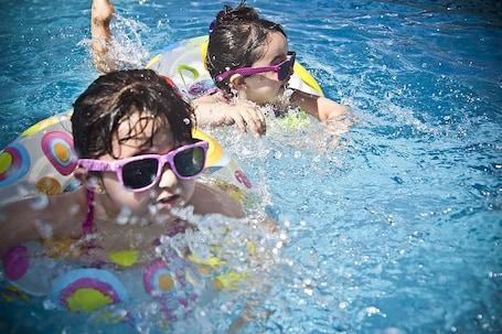 Seasonal outdoor pool, open 9:30 AM to 10:00 PM, sun loungers. Holiday Inn Express Montpellier - Odysseum by IHG
