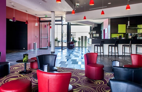 Lounge. Holiday Inn Express Montpellier - Odysseum by IHG