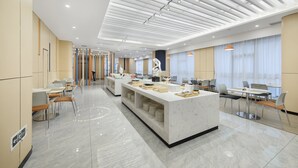 Un hall d’hôtel moderne avec un comptoir d’accueil central, des espaces de détente et une grande fenêtre agrémentée de rideaux.