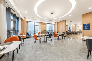 Breakfast, lunch and dinner served - Holiday Inn Express Chongqing Guanyinqiao by IHG (Chongqing)