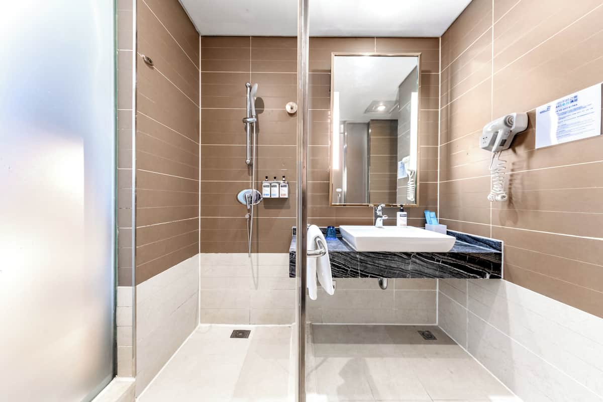 Combined shower/tub, free toiletries, hair dryer, slippers