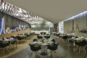 8 间餐厅,供应早餐、午餐和晚餐,国际美食