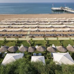 私家海滩、海滩遮阳伞、沙滩毛巾、排球
