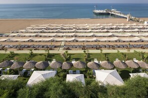 Plage privée, parasols, serviettes de plage, beach-volley