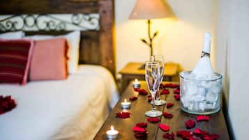 Chambre Double Deluxe, salle de bains privée, cÎté cour intérieure | Literie de qualité supérieure, matelas Tempur-Pedic, minibar