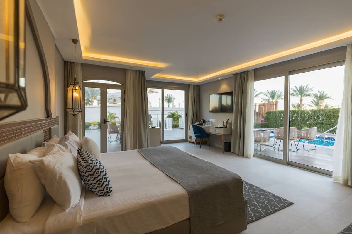 Diamond Pool Suite (Posh Club) | 1 bedroom, pillowtop beds, minibar, in-room safe