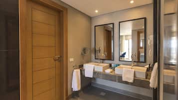 Suite executiva | Bany | Articles de tocador gratuïts, assecador de cabells, barnussos i bidet