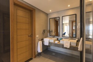 Executive Jacuzzi Suite Sea View | Badeværelse | Gratis toiletartikler, hårtørrer, badekåber, bidet
