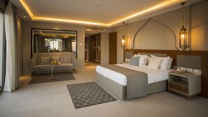 Diamond Pool Suite | เตียงพร้อมฟูกเสริมที่นอน, มินิบาร์, ตู้นิรภัยในห้องพัก, โต๊ะทำงาน