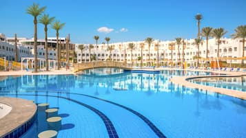 3 piscine all'aperto, ombrelloni da piscina, lettini