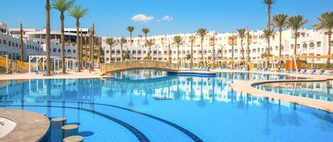 3 Außenpools, Sonnenschirme, Liegestühle