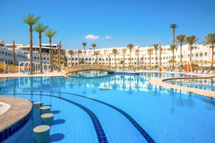 3 udendørs pools, parasoller, liggestole