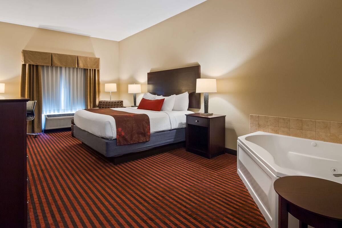 standard room, 1 king bed, non smoking, jetted tub | hypo-allergenic bedding, iron/ironing board, cots/infant beds, free wifi