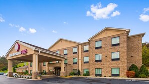 A Best Western Plus hotel with a brick facade, multiple windows, and a covered entrance. - Best Western Plus Louisa (Louisa)