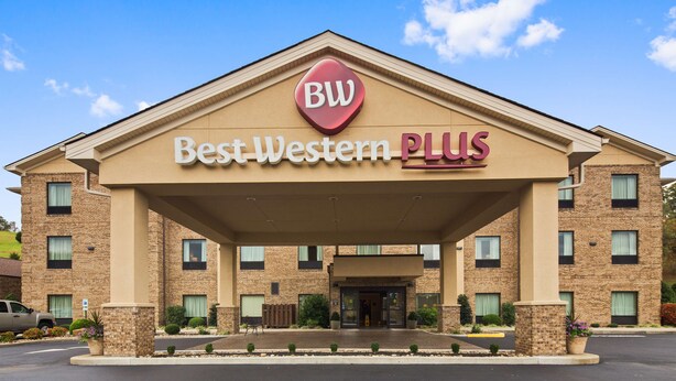A Best Western Plus hotel with a brick facade, a covered entrance, and a clear blue sky. - Best Western Plus Louisa (Louisa)