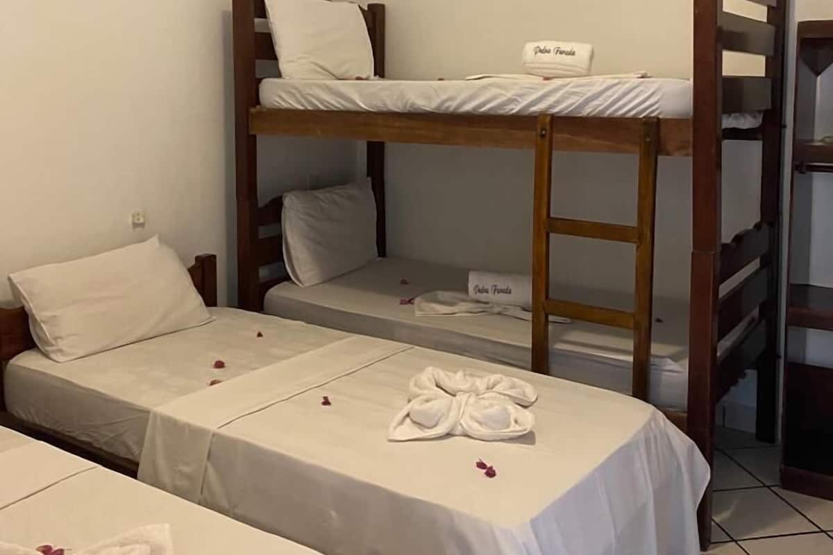 Ein Schlafsaalzimmer mit Etagenbetten und zwei Einzelbetten.