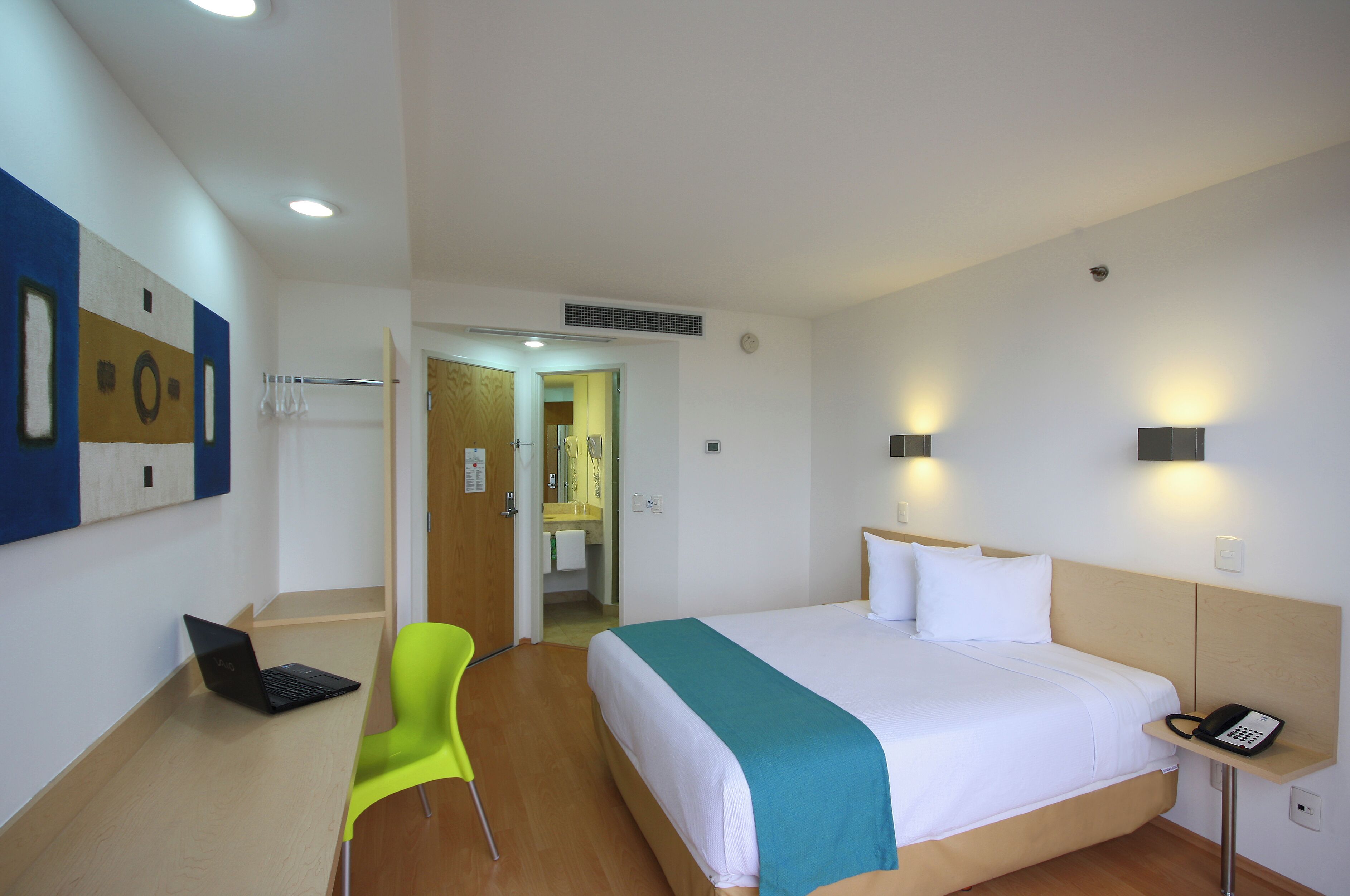 Habitación estándar, 1 cama Queen size | Escritorio, wifi gratis y ropa de cama 