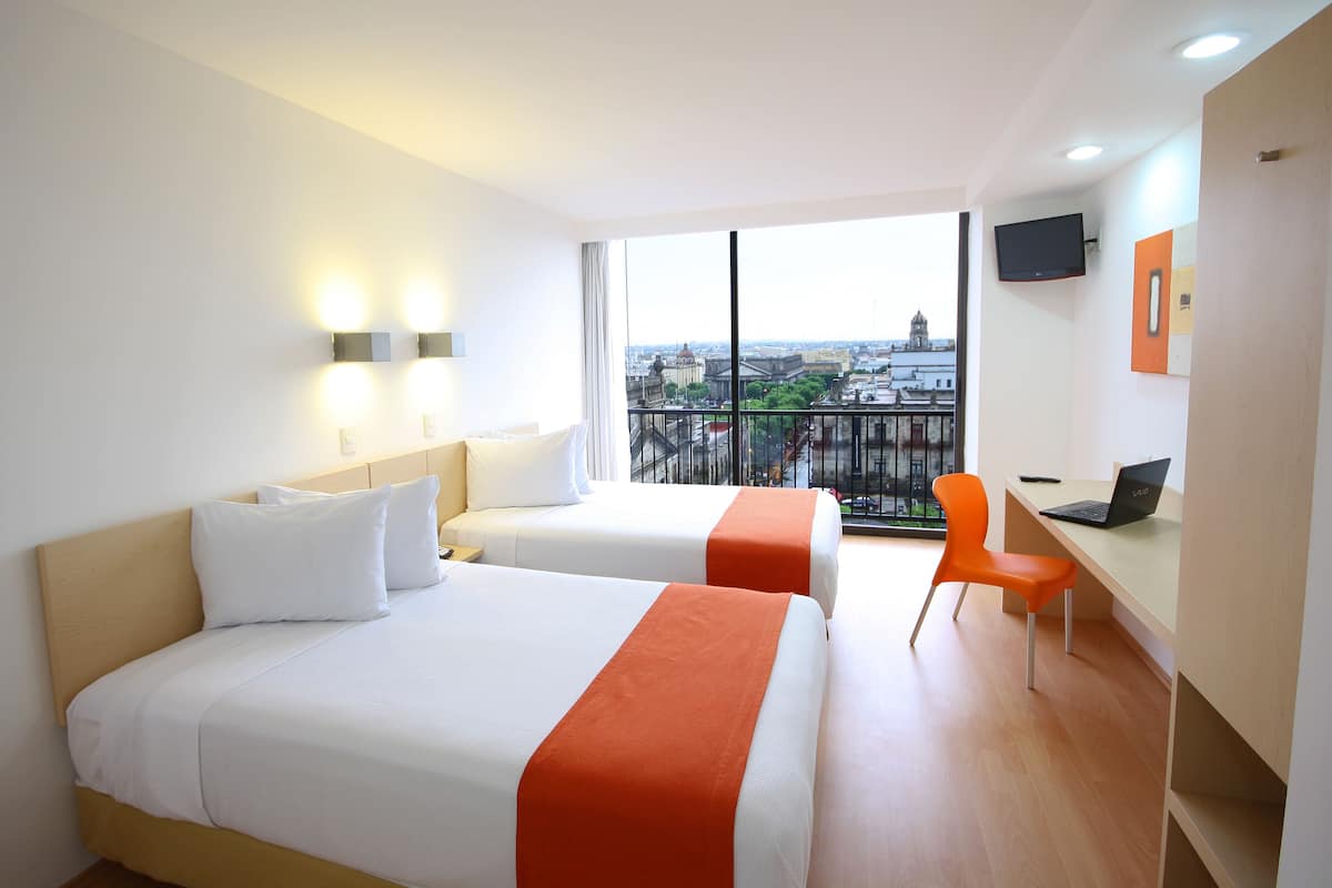 Escritorio, wifi gratis y ropa de cama