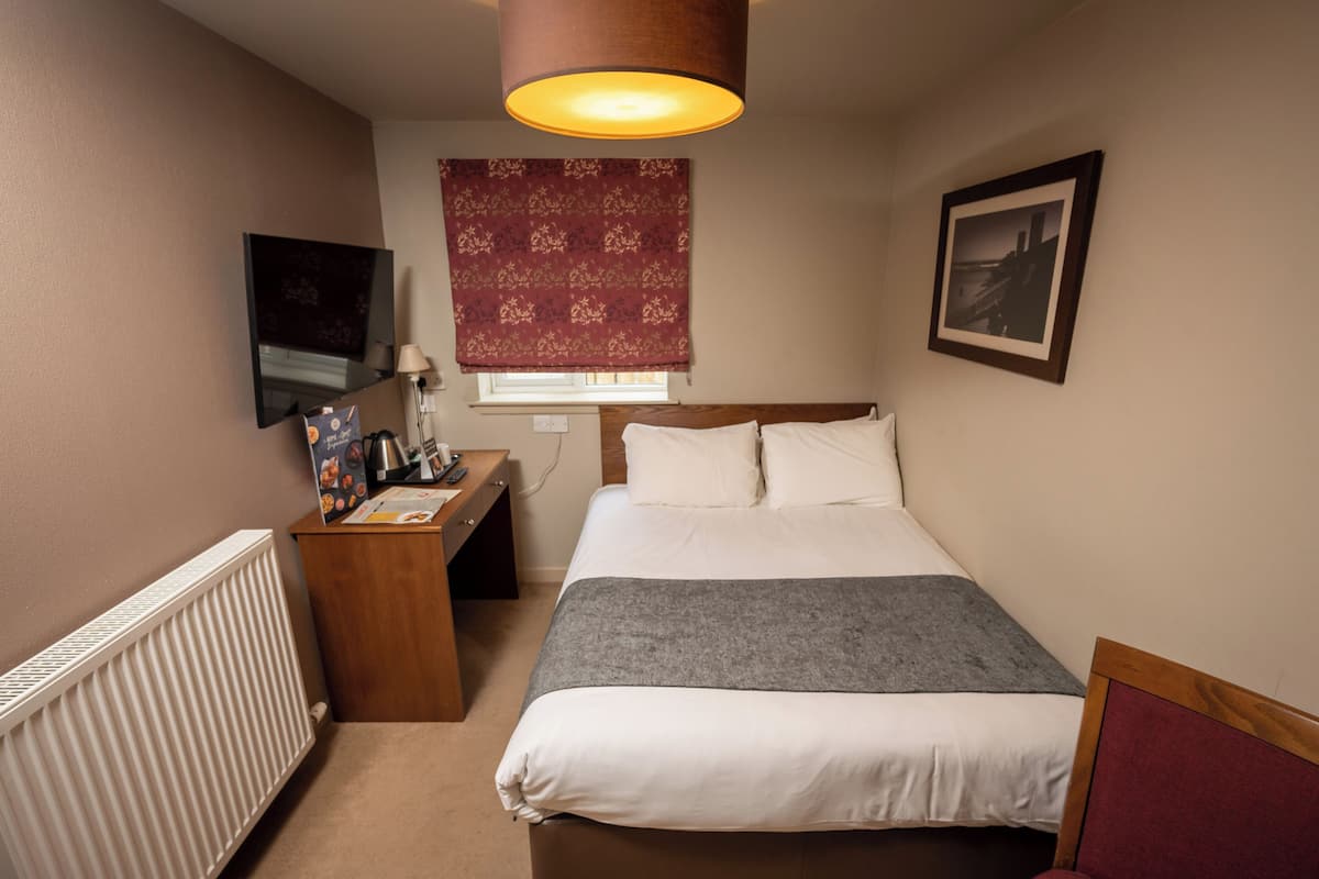 Economy Double Room Single Use, 1 Double Bed | Desk, bed sheets