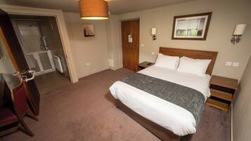 King Room | Desk, bed sheets