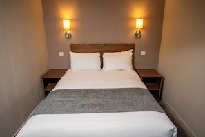 Quarto casal standard, 1 cama de casal | Escrivaninha, roupa de cama