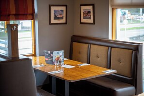 Restaurant - The Wellington Hotel by Greene King Inns (Aberdeen)