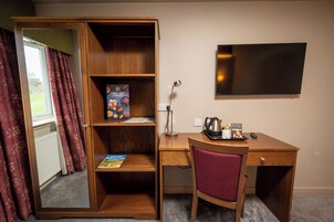 Double Room | Desk, bed sheets