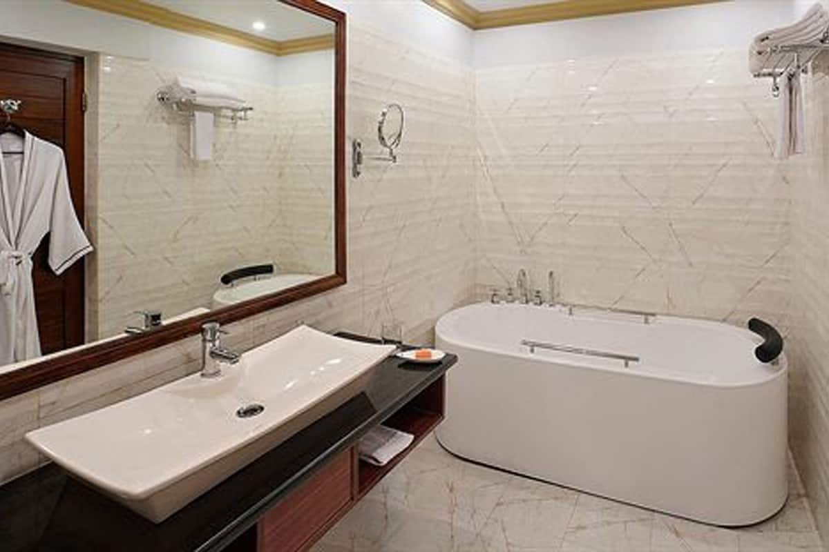 Pengering rambut, jubah mandi, selipar, tuala disediakan 