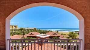 A balcony with a view of the beach and ocean. - MAYFAIR Heritage, Puri (Puri)