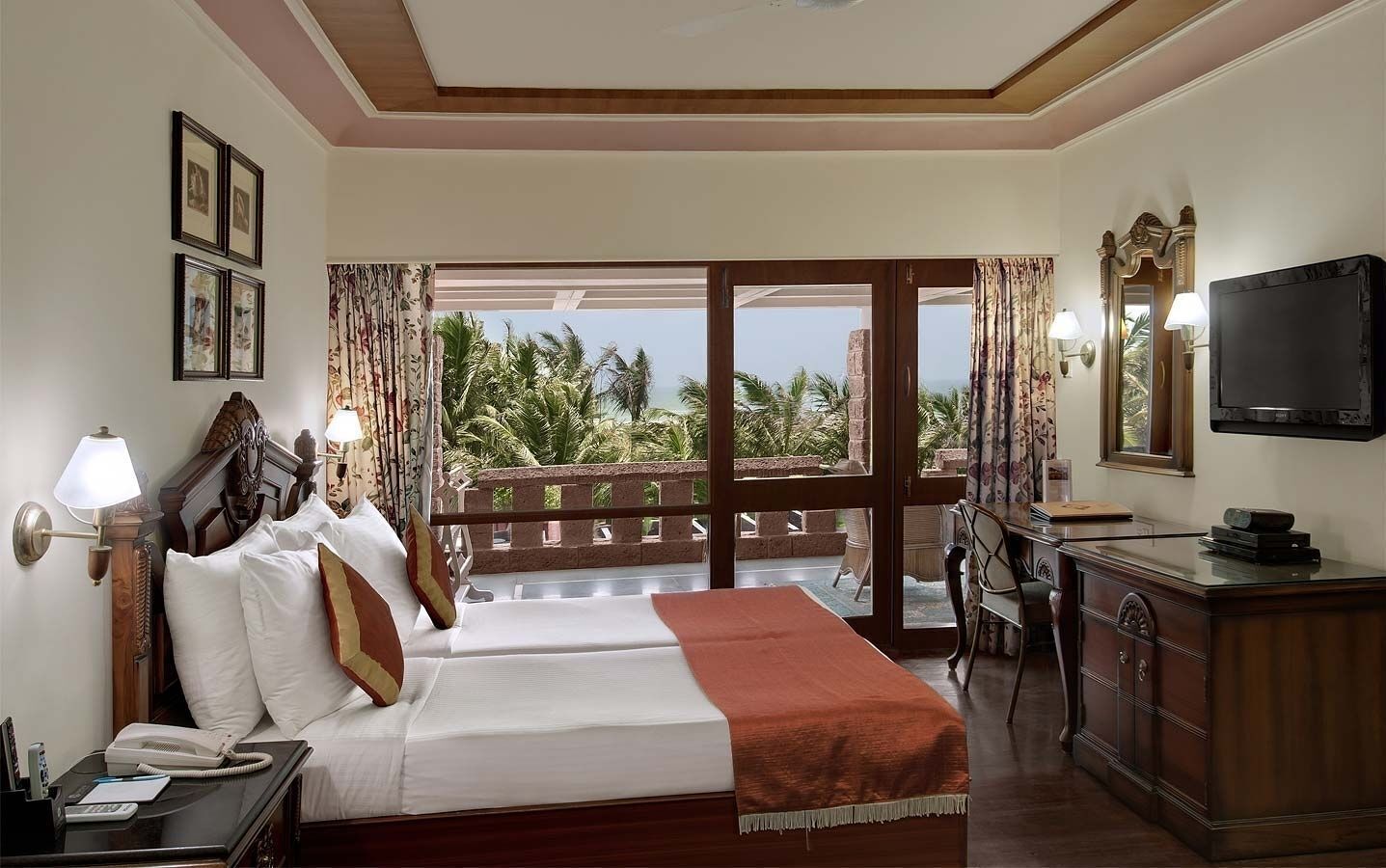 Kostenlose Minibar, Zimmersafe, individuell dekoriert