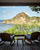 Caja de seguridad en la habitación y ropa de cama 