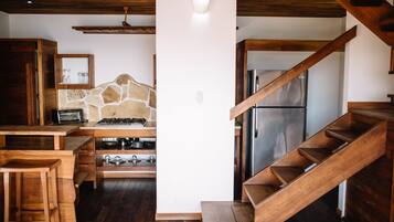 Caja de seguridad en la habitación y ropa de cama